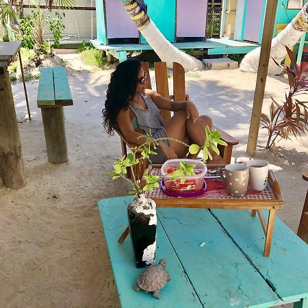 Tropical Oasis Hostel Caye Corker Екстериор снимка