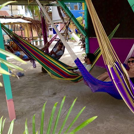 Tropical Oasis Hostel Caye Corker Екстериор снимка