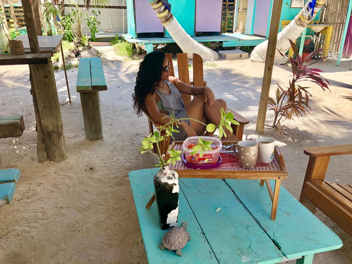 Tropical Oasis Hostel Caye Corker Екстериор снимка