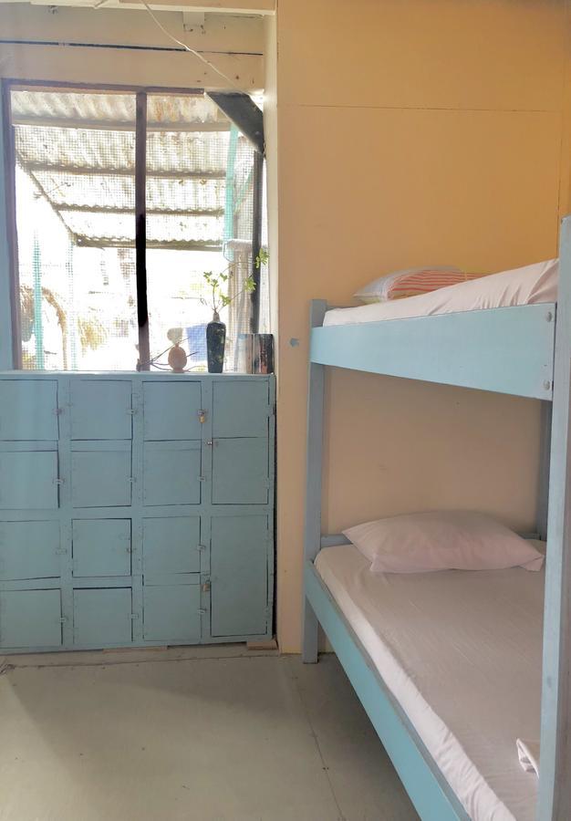 Tropical Oasis Hostel Caye Corker Екстериор снимка