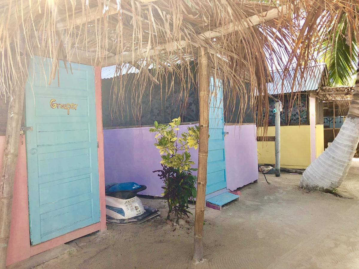 Tropical Oasis Hostel Caye Corker Екстериор снимка