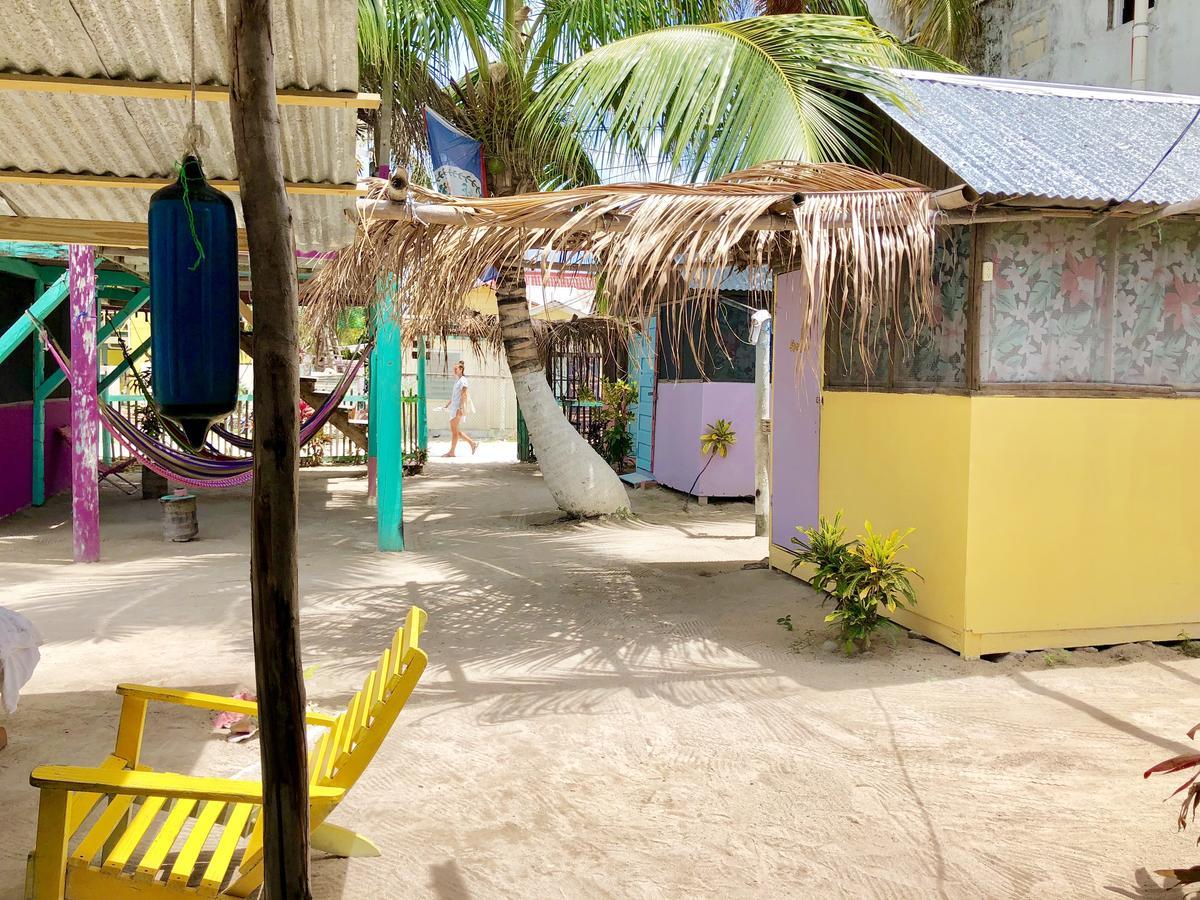 Tropical Oasis Hostel Caye Corker Екстериор снимка