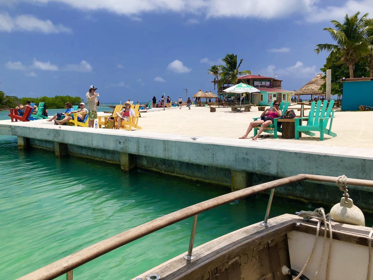 Tropical Oasis Hostel Caye Corker Екстериор снимка