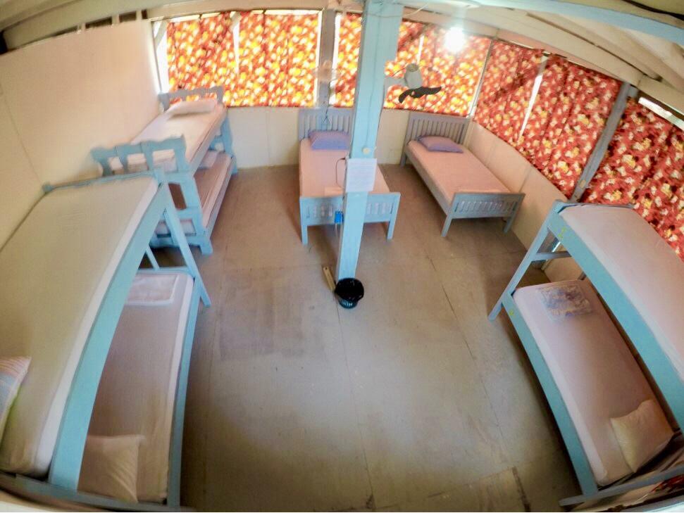 Tropical Oasis Hostel Caye Corker Екстериор снимка