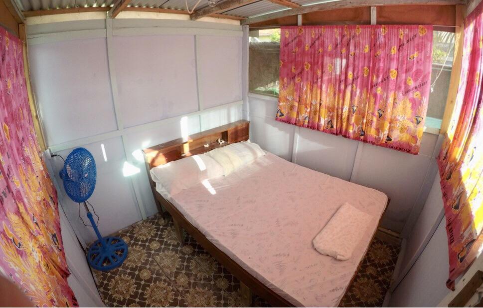 Tropical Oasis Hostel Caye Corker Екстериор снимка