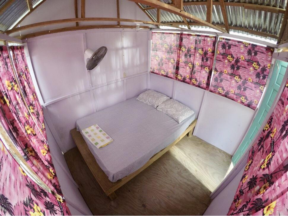 Tropical Oasis Hostel Caye Corker Екстериор снимка